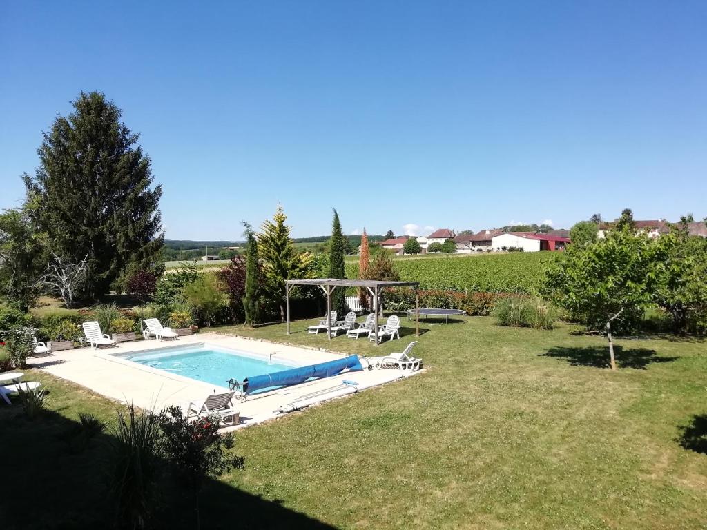 une image d'une piscine dans une cour dans l'établissement Un paradis au milieu des vignobles de Bourgogne, à Uchizy