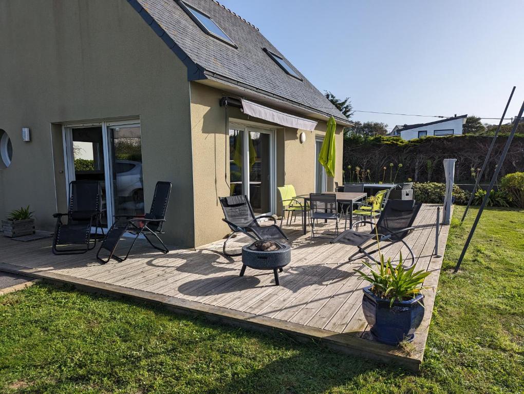 eine Terrasse mit Stühlen und einem Tisch im Hof in der Unterkunft Plouguerneau - maison à 200 m de la mer in Plouguerneau