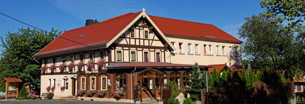 un gran edificio con techo rojo en Weißer Stein Jonsdorf, en Kurort Jonsdorf