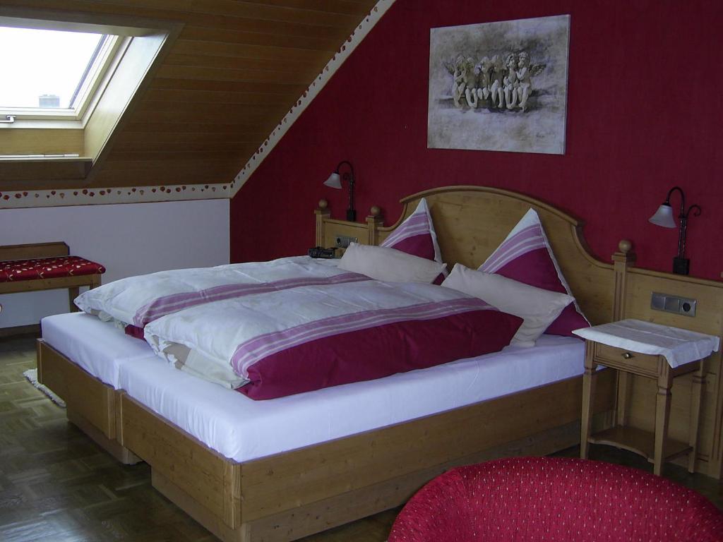 Postel nebo postele na pokoji v ubytování Gasthaus zum Schwanen