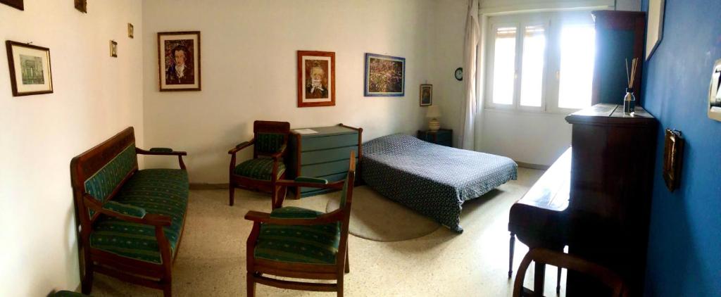 Zimmer mit einem Schlafzimmer mit einem Bett und Stühlen in der Unterkunft SAN PIETRO in Rom