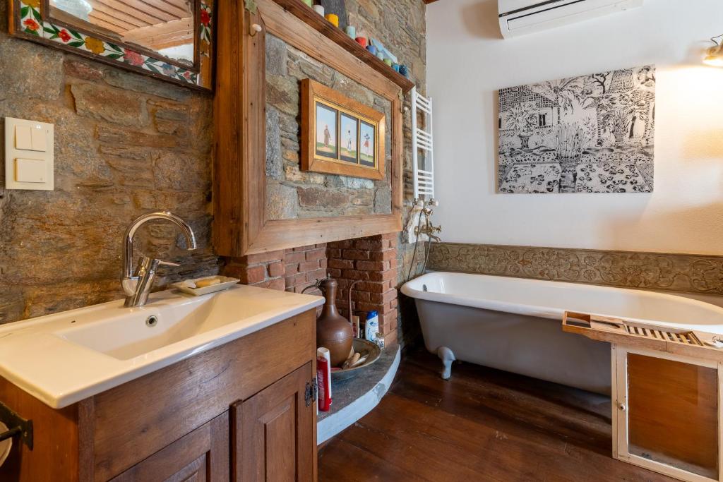 a bathroom with a sink and a bath tub at Nikbin Yamaç Pansiyon in Selcuk