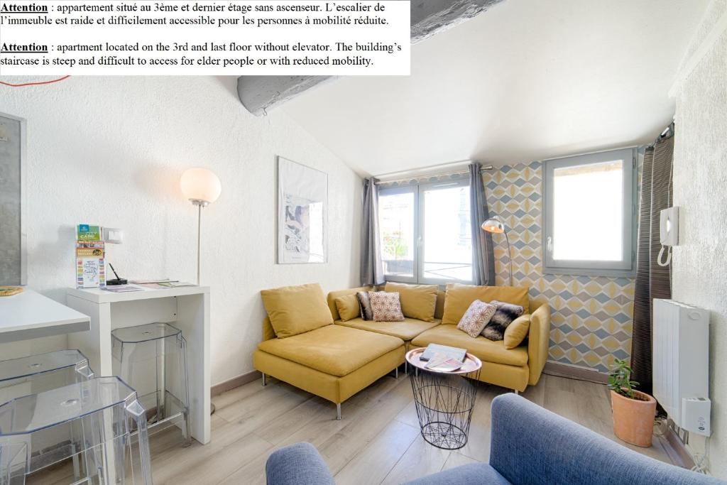 un salon avec un canapé jaune et une table dans l'établissement Apt Cosy Central Eglise Saint-Anne, à Montpellier