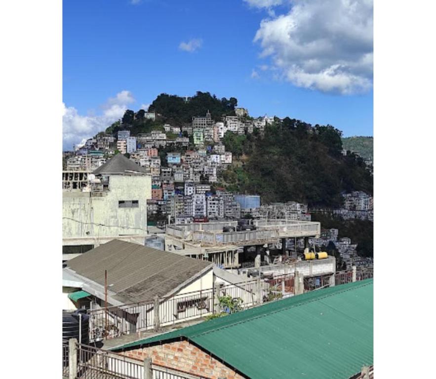 uma vista para uma cidade com uma colina em Hotel Residency, Tripura em Rādhākishorepur