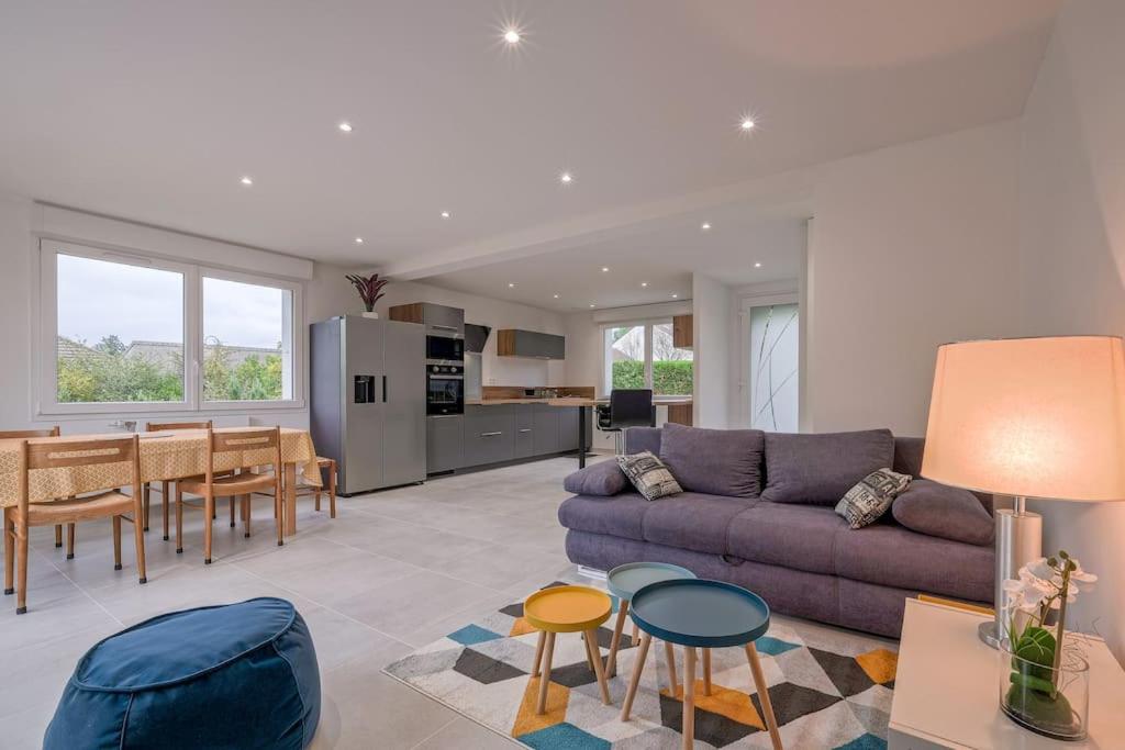 un salon avec un canapé et une table dans l'établissement Maison proche Disney/Parking gratuit, à Mareuil-lès-Meaux