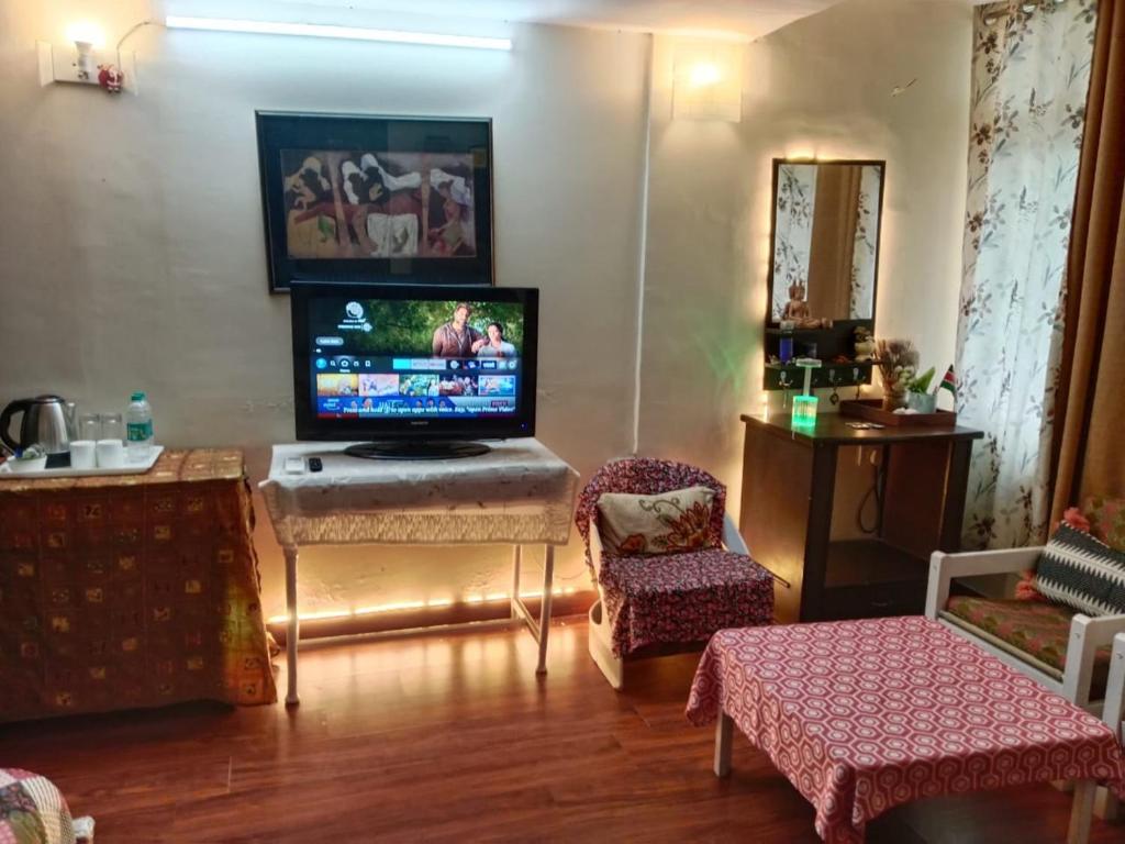 TV a/nebo společenská místnost v ubytování Awasthi Kozi Stays B&B - closest to VFS