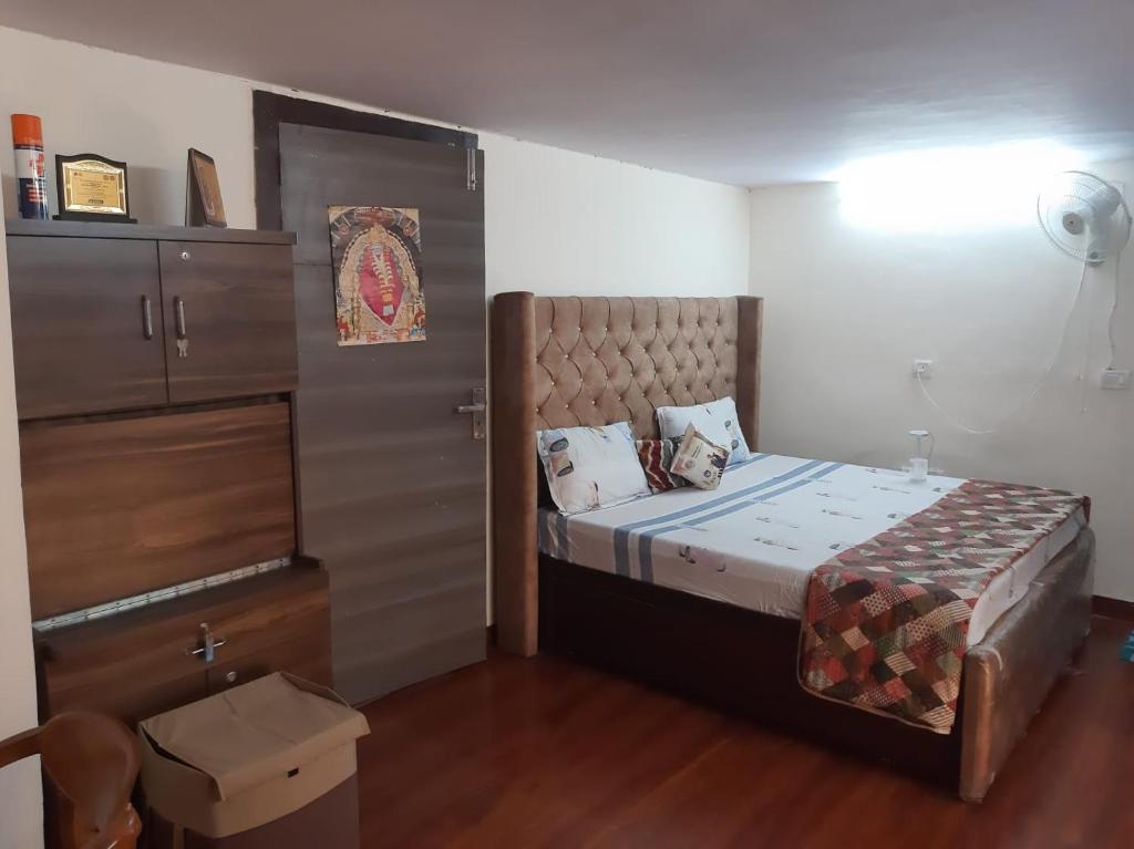 Postel nebo postele na pokoji v ubytování Awasthi Kozi Stays B&B - closest to VFS