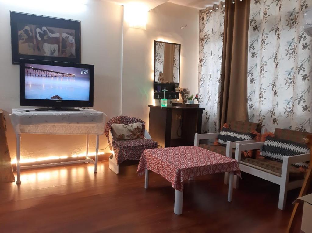 TV a/nebo společenská místnost v ubytování Awasthi Kozi Stays B&B - closest to VFS