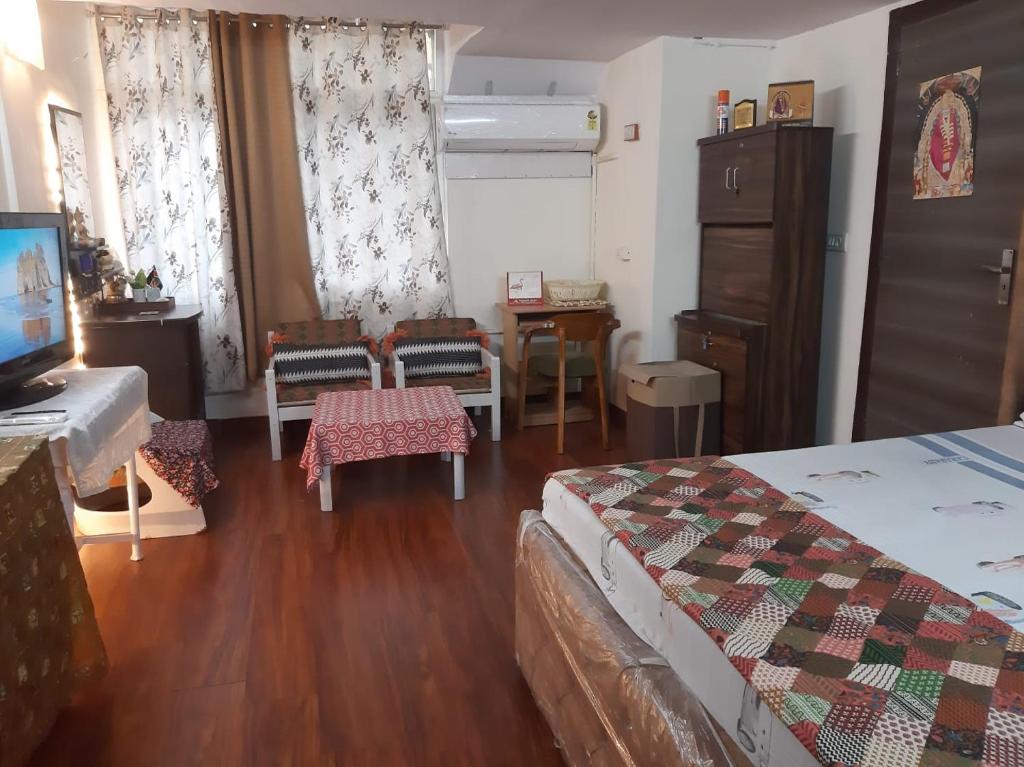 Postel nebo postele na pokoji v ubytování Awasthi Kozi Stays B&B - closest to VFS