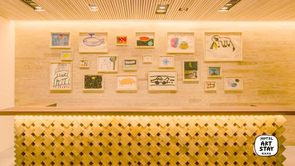 una pared con muchas fotos diferentes en ella en Hotel Art Stay Naha Kokusai-Dori, en Naha