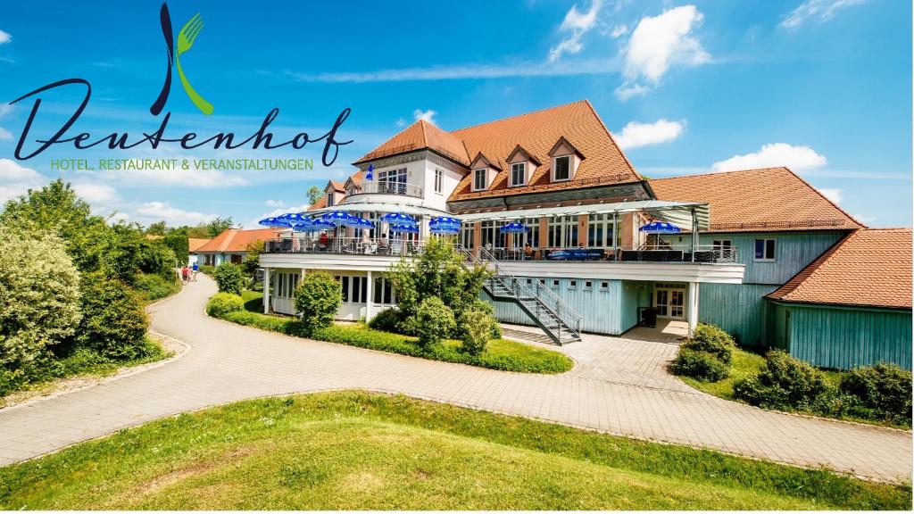 Bild eines großen Hauses mit Auffahrt in der Unterkunft Deutenhof Hotel, Restaurant & Veranstaltung in Bad Abbach