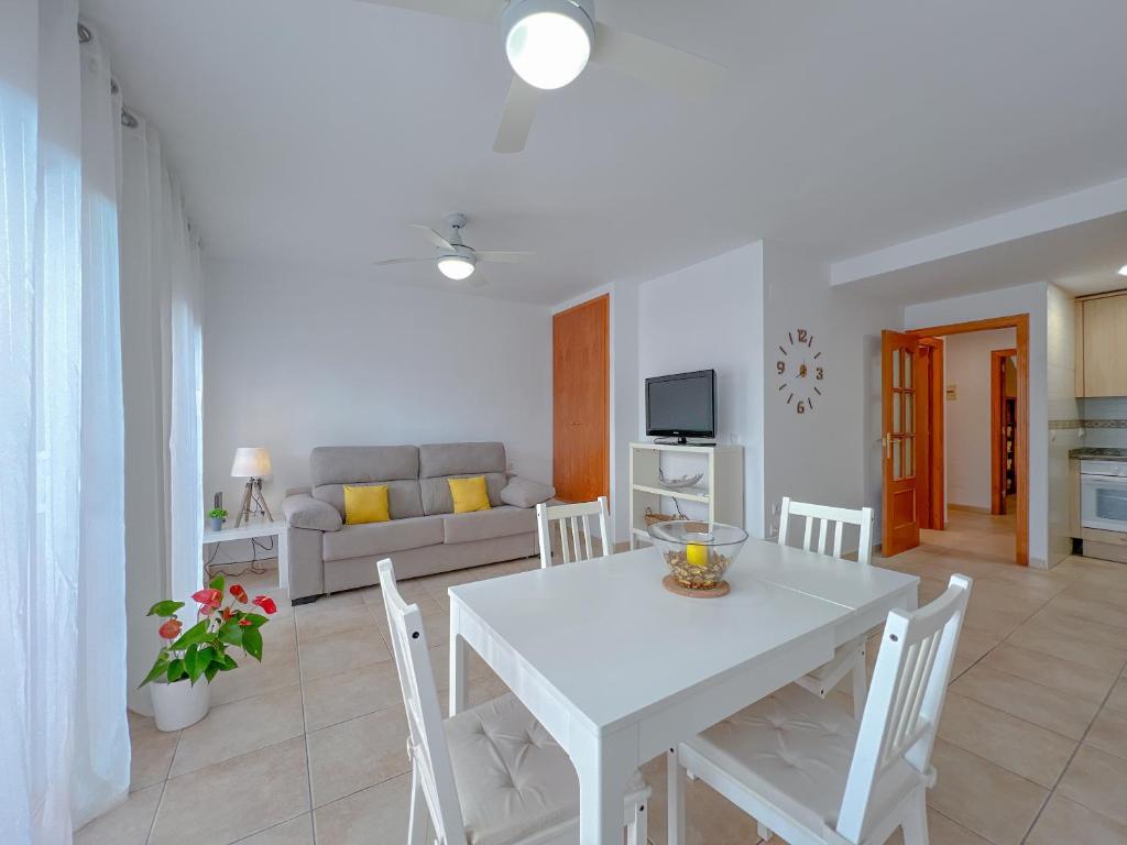 een witte tafel en stoelen in de woonkamer bij Vivalidays Angels - Blanes - Costa Brava in Blanes