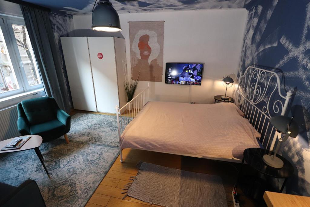 Postel nebo postele na pokoji v ubytování Ava apartment,speed Wi Fi,Netflix,between bus and train station