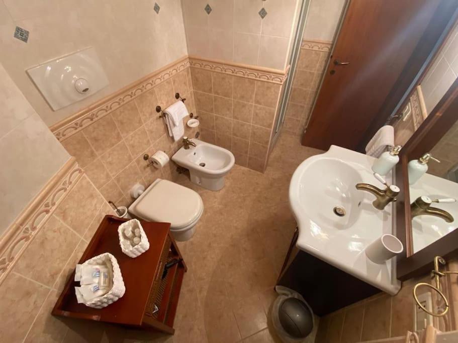 uma pequena casa de banho com lavatório e WC em Pietracamela em Pietracamela