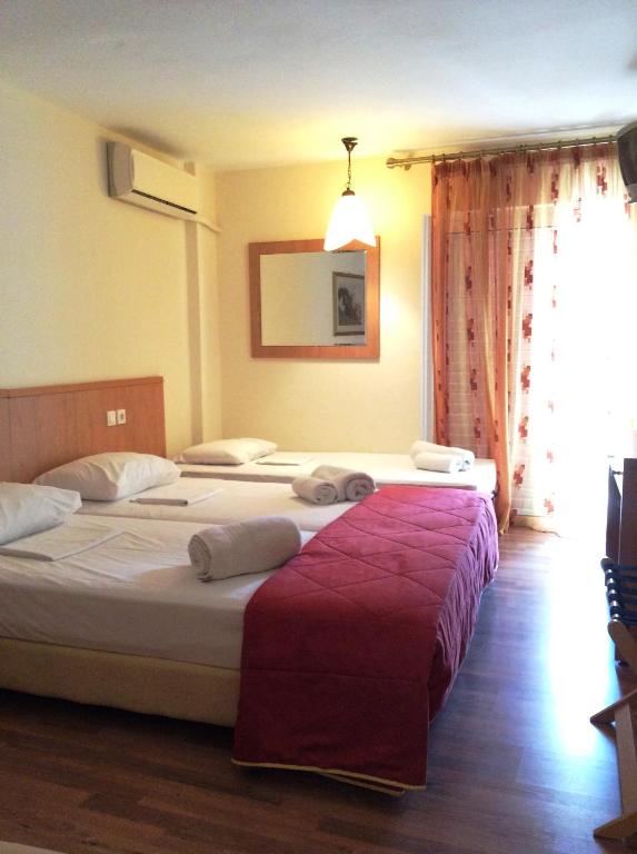 Postel nebo postele na pokoji v ubytování Saronis Hotel