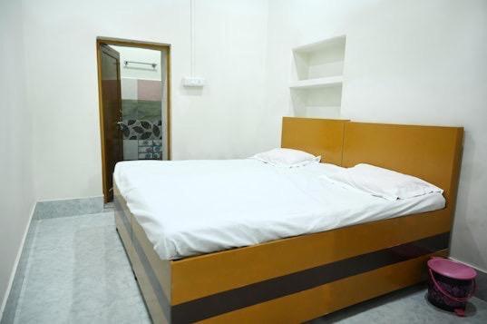 Postel nebo postele na pokoji v ubytování The Hotel Ambassador Inn