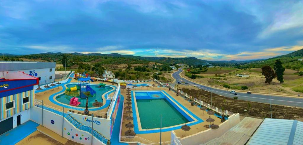 Bazén v ubytování L'escale Hôtel & Spa By 7AV HOTELS nebo v jeho okolí