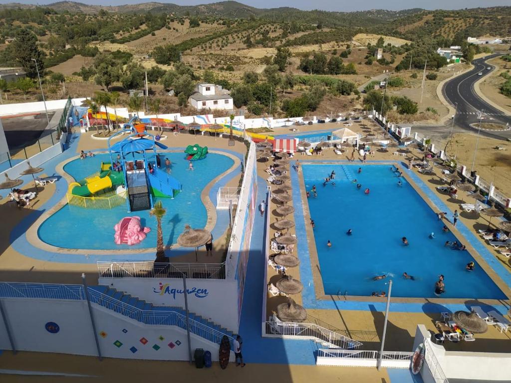 Bazén v ubytování L'escale Hôtel & Spa By 7AV HOTELS nebo v jeho okolí
