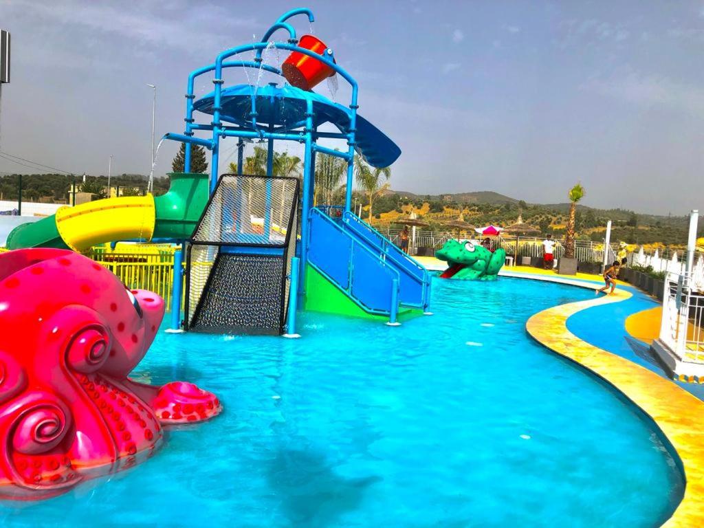 Bazén v ubytování L'escale Hôtel & Spa By 7AV HOTELS nebo v jeho okolí
