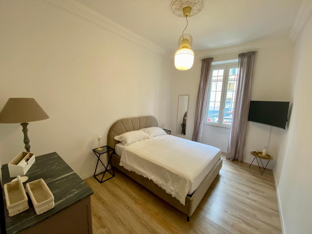 - une chambre avec un lit et une table avec une lampe dans l'établissement Giò House - Palazzo Storico, à Rome