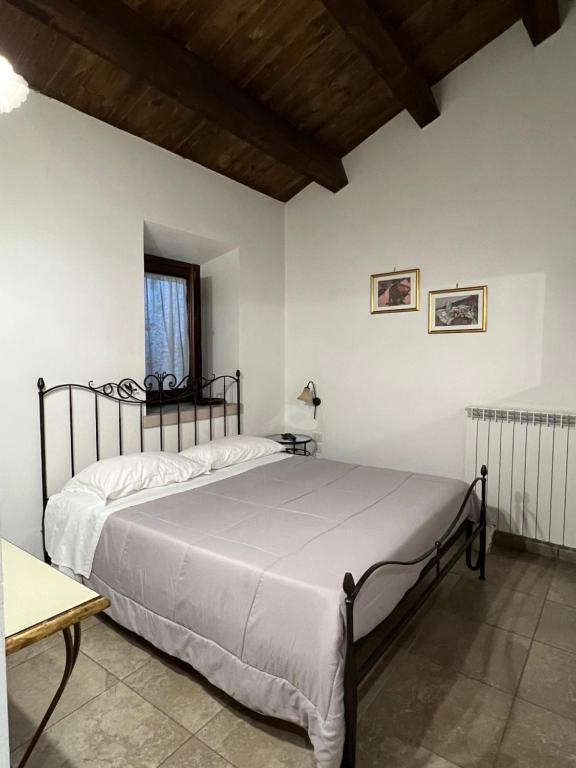 1 dormitorio con 1 cama grande en una habitación en Residenza Le Ginestre, en Bovino