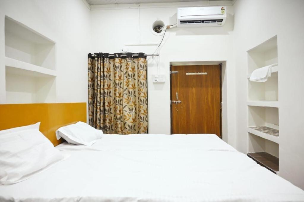 Postel nebo postele na pokoji v ubytování The Hotel Ambassador Inn