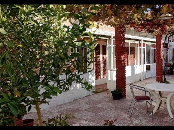 un patio con una mesa, una mesa y un árbol en Caminos de Mendoza, en Mendoza