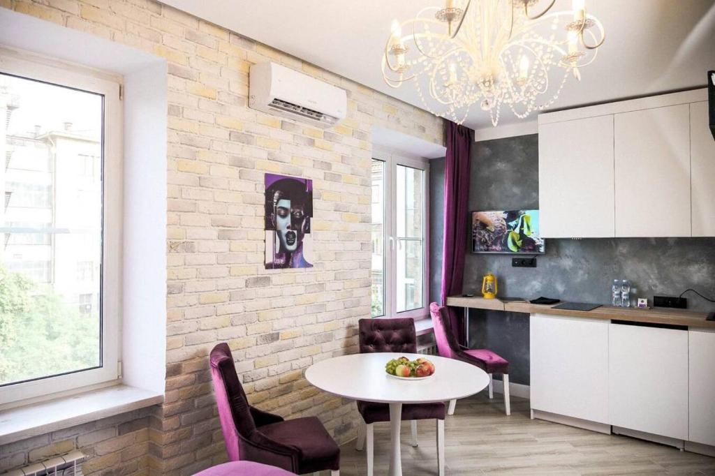キーウにあるFreedom apartments in city centerのキッチン(白いテーブル、ピンクの椅子付)