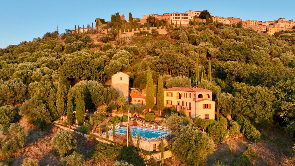 una vista aerea di una casa su una collina di Madonna del Poggio B&B a Scarlino