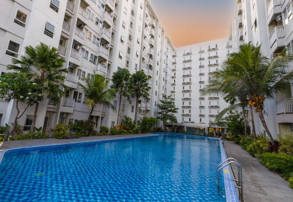 Bazén v ubytování Next Hotel Yogyakarta nebo v jeho okolí