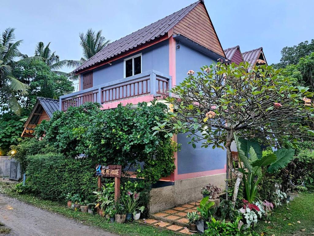 een huis met een tuin ervoor bij hello meme house in Koh Lanta