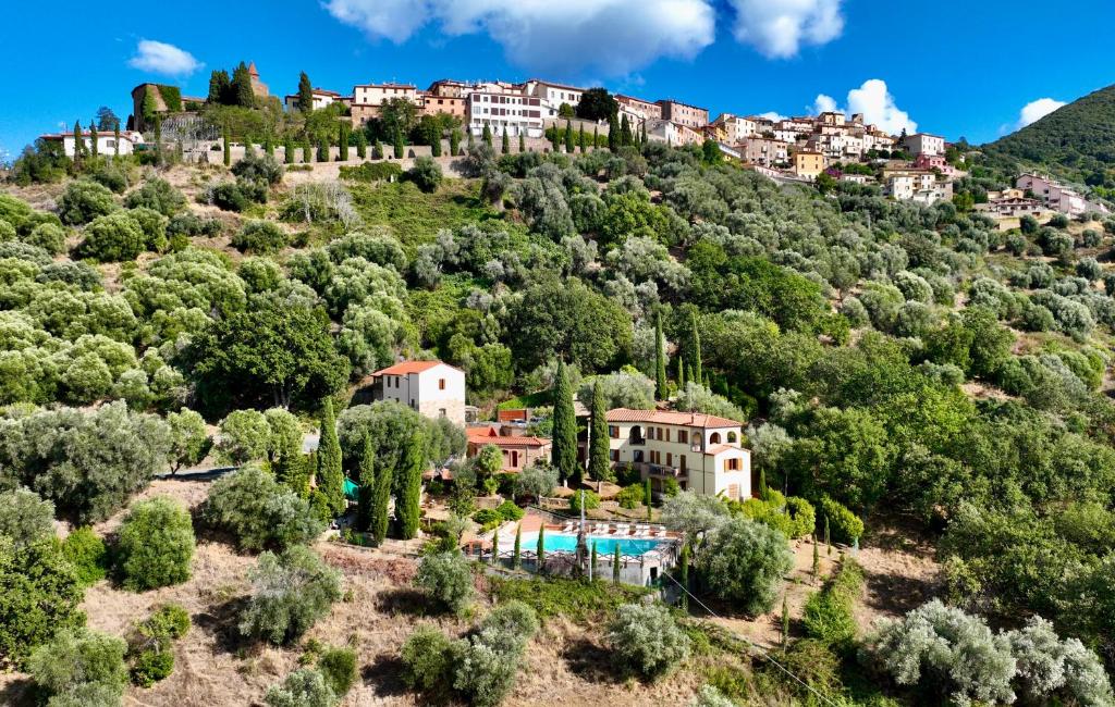 un village sur une colline avec un complexe dans l'établissement Madonna Del Poggio CAV, à Scarlino