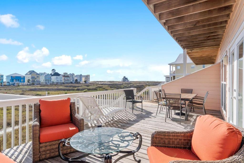 balcone con tavolo e sedie di C'est La Vie a Gulf Shores