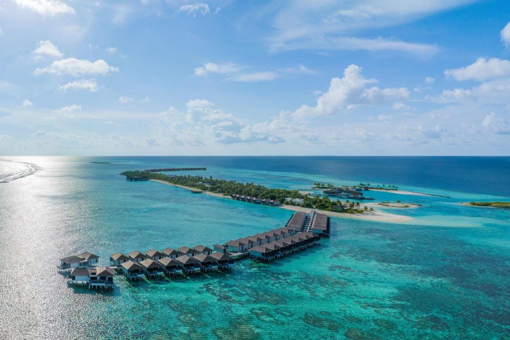 una vista aerea di un'isola nell'oceano di Le Meridien Maldives Resort & Spa ad Atollo Lhaviyani