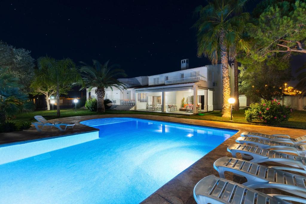 サンタ・ポラにあるLuxury Villa Premium Salinasの夜間の家の前のスイミングプール