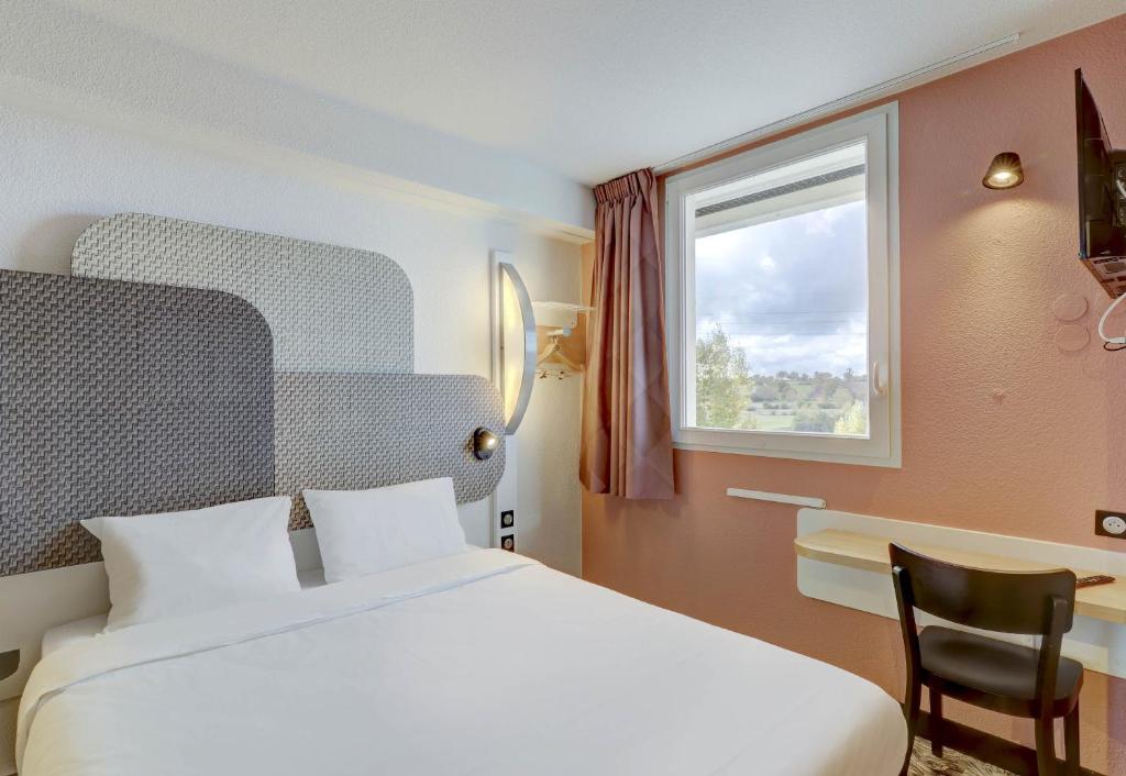 Postel nebo postele na pokoji v ubytování B&B HOTEL Montluçon Saint-Victor