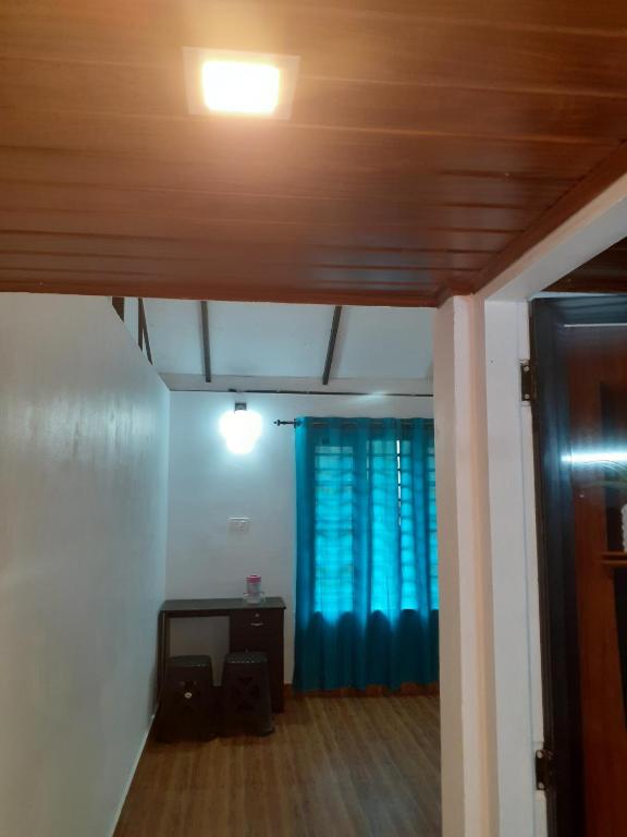 维特利River View Guest Rooms的客厅配有蓝色窗帘和桌子