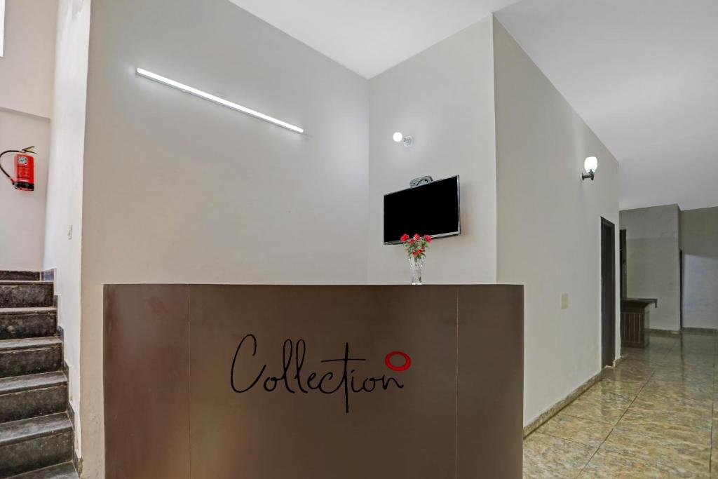 TV a/nebo společenská místnost v ubytování Collection O Naveen Stay