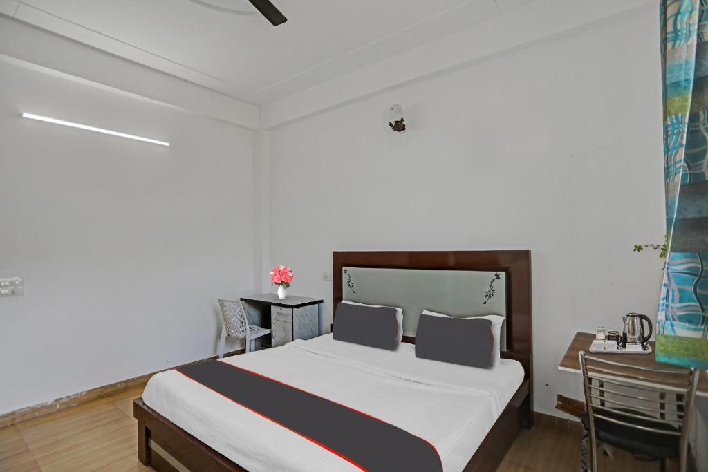 Postel nebo postele na pokoji v ubytování Collection O Naveen Stay