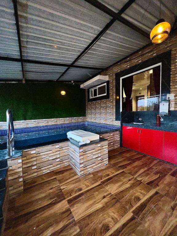 eine Bar mit Waschbecken in einem Zimmer in der Unterkunft MOUNT BUNGALOWS-1 BEDROOM Private pool chalet -wifi -private pool-ac in Lonavla