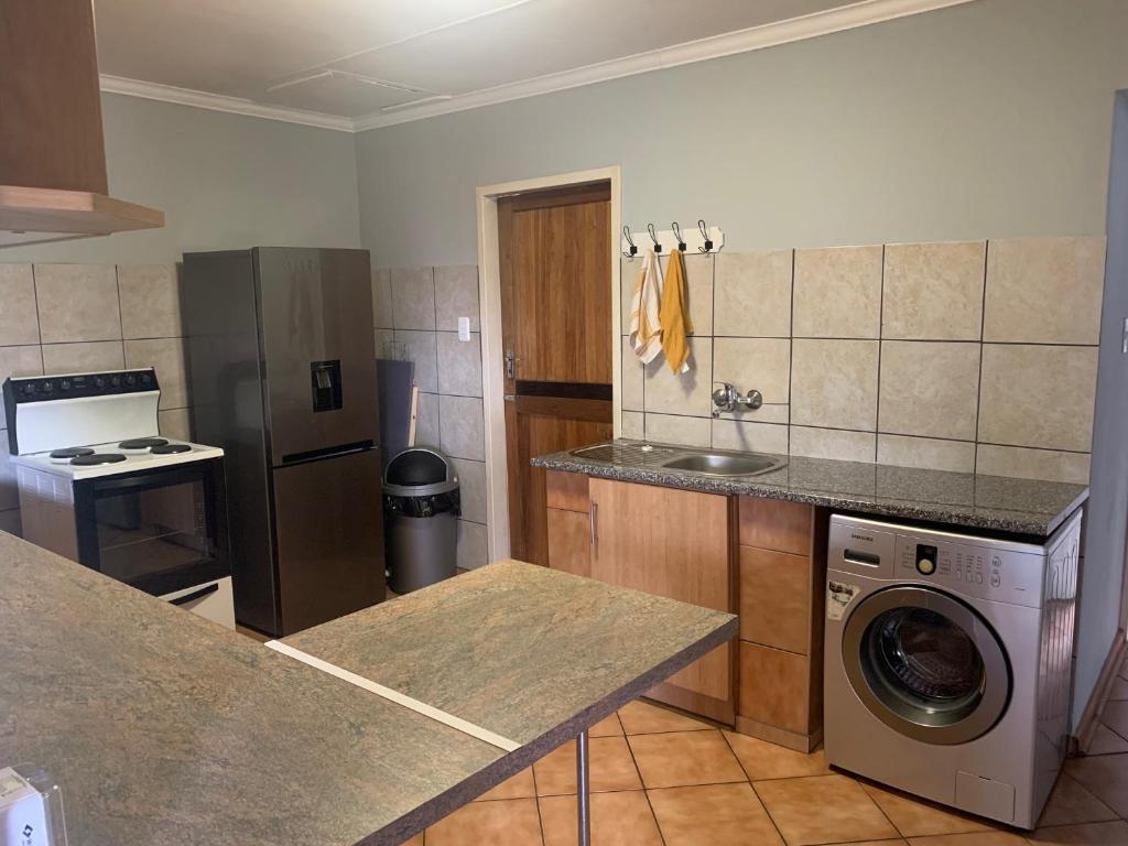 Kuchyň nebo kuchyňský kout v ubytování Bougain Villa Guest House