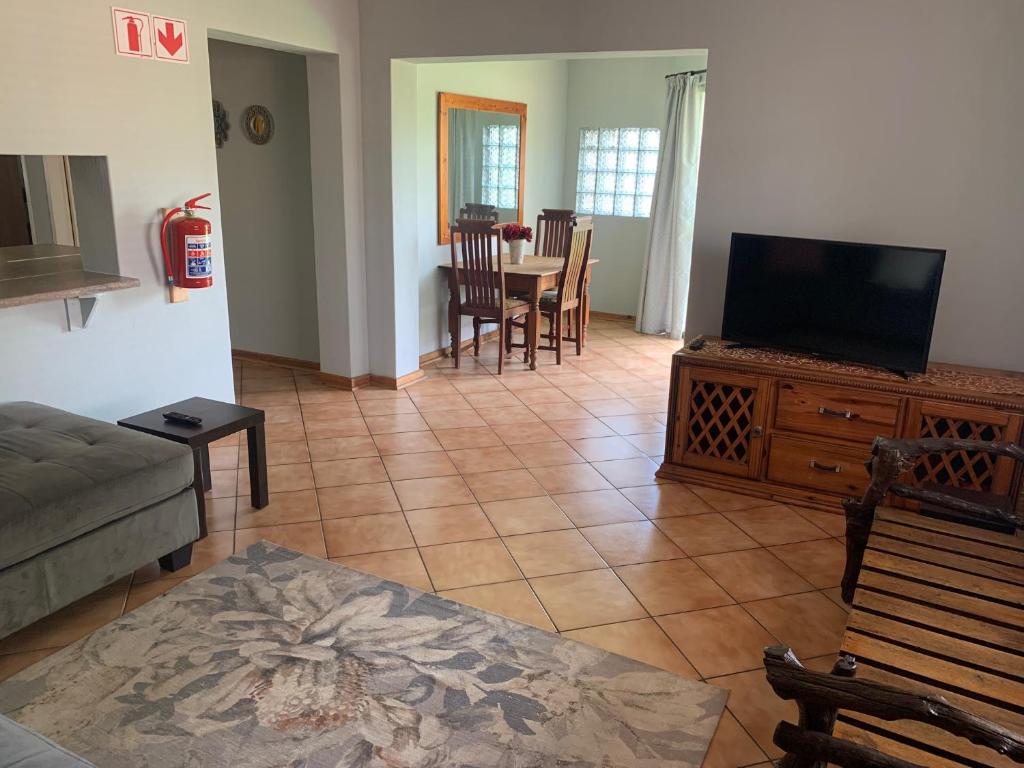 TV a/nebo společenská místnost v ubytování Bougain Villa Guest House