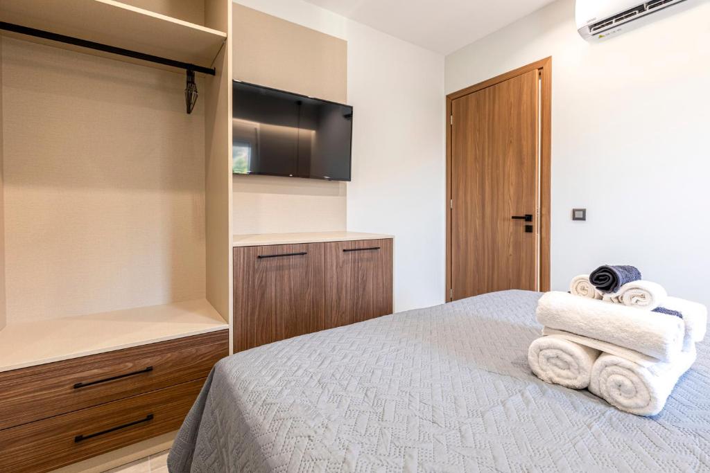 Postel nebo postele na pokoji v ubytování Tertsa Suites