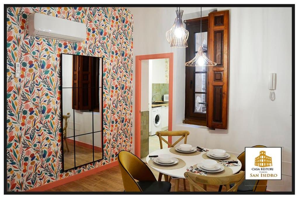 comedor con mesa y espejo en Casa Rístori San Isidro, en Manzanares