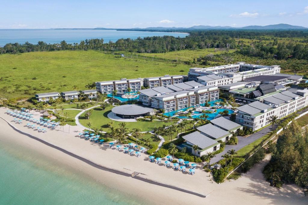 eine Luftansicht eines Resorts am Strand in der Unterkunft Le Meridien Khao Lak Resort & Spa in Khao Lak