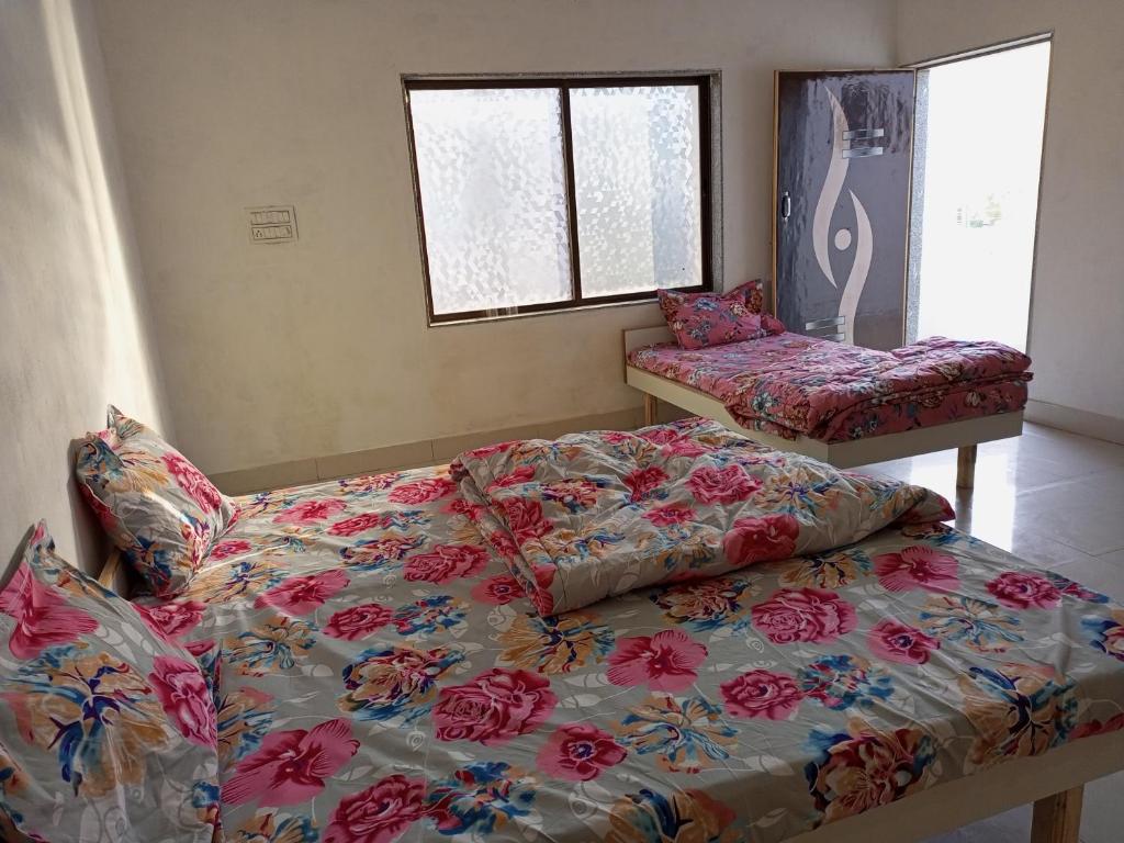 - une chambre avec un lit, un canapé et des fenêtres dans l'établissement DWARKA BUNGLOW ONLY FAMILy, à Dwarka