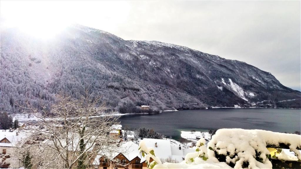 uma vista para um lago com neve numa montanha em Pra de Dort Casa Vacanze em Molveno