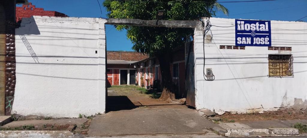une entrée à un bâtiment avec un panneau sur celui-ci dans l'établissement Hostal San José, à La Unión