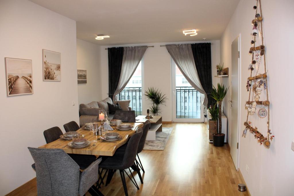 萊比錫的住宿－Zentrum Residenz - Wohnen auf höchstem Niveau，客厅配有餐桌和沙发