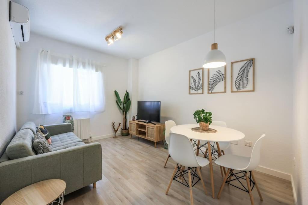 een woonkamer met een bank en een tafel bij Stunning flat to enjoy Madrid in Madrid